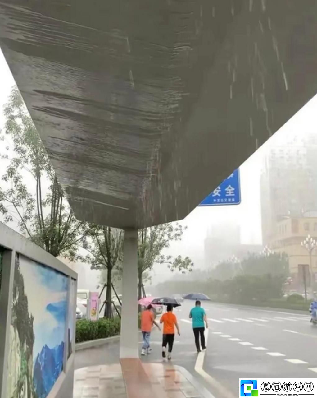 “雨天公交站避雨”熱議背后